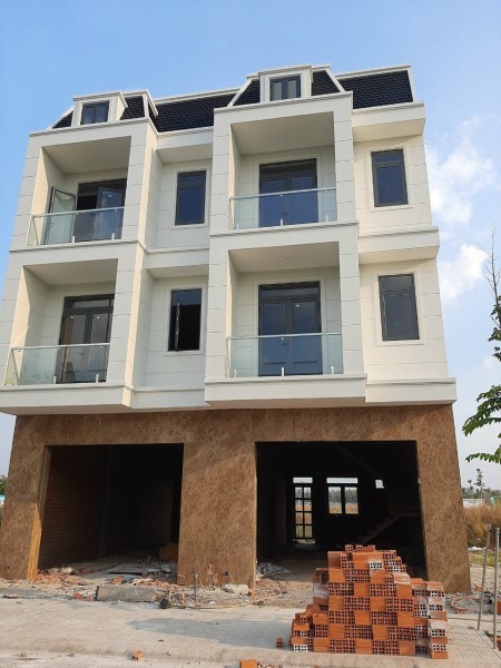Bán nhà phố liền kề mặt tiền DT746 Tân Uyên, Bình Dương, lh 0983436443