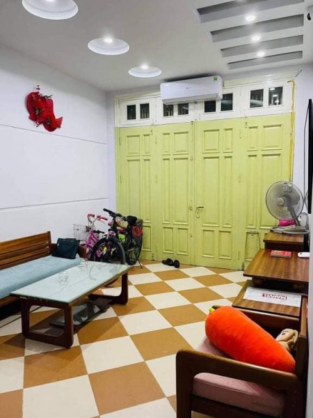 Hiếm Hoàng Quốc Viêt tặng nội thất,sát đường ô tô, dt: 45m x 5t, mt: 4m, nhỉnh 5 tỷ