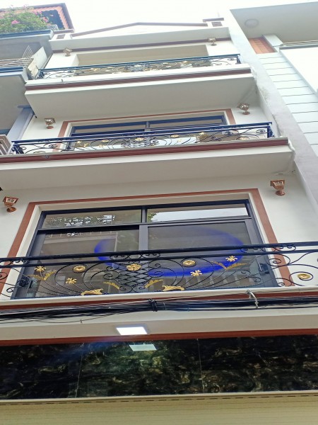 Cần bán căn nhà diện tích 43m2, 4 tầng tại phố Hoa Bằng Ô tô đỗ cửa giá nhỉnh 4 tỷ