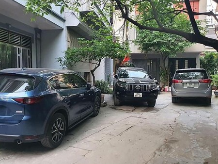 Ô tô đỗ cửa 2 mặt thoáng gần mặt phố lớn, giấy từ pháp lý sẵn sàng sang tên
