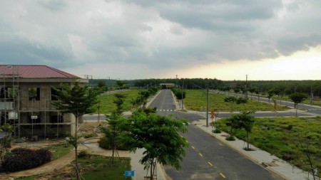 Cần thanh lý lô đất Bến Cát mt đường rộng 20m, sổ hồng riêng, thổ cư 100%