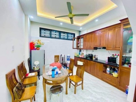 Bán nhà phố Thái Thịnh, Quận Đống Đa, nội thất gỗ xịn, giá 5.2 tỷ