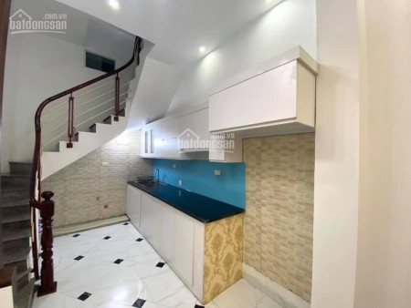 Chính chủ gửi bán văn nhà phố Lĩnh Nam, đúc 4 tầng, diện tích 37m2, giá bán 2.3 tỷ