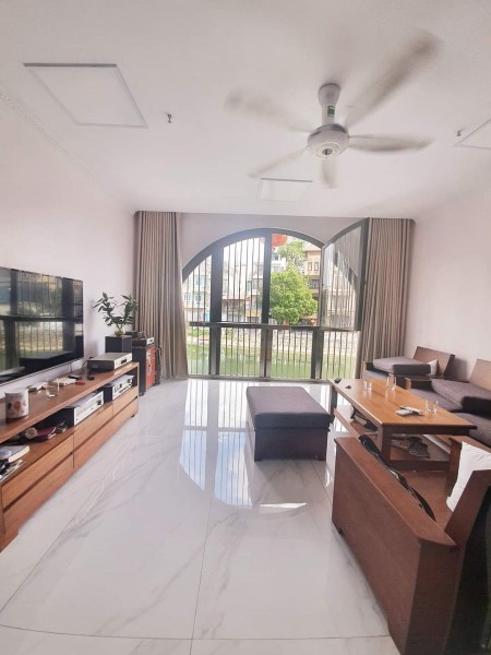 Chính chủ bán nhà 75m2, mt 5,3m, mặt hồ Ngọc Lâm, Long Biên hơn 9ty, lh 0975299567
