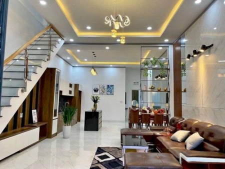 Bán nhà nguyên căn đẹp ở ngay Hoàng Văn Thụ dt 48m2, 2 tầng, giá bán chỉ 3,3 tỷ