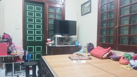 Cần bán nhà Khâm Thiên, Đống Đa, dt 44m2 3 tầng, mt 6.2m, giá 7.5 tỷ, lô góc ô tô tránh