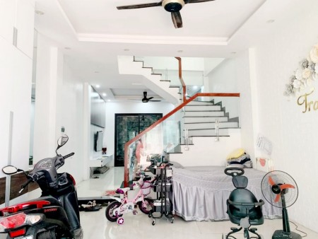 Chính chủ bán nhà riêng Cầu Giấy dt 53m2, mt 4,4m ngõ 3 gác tặng nội thất an sinh