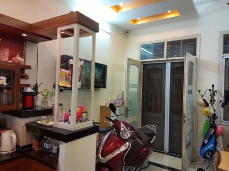 Bán nhà nguyên căn ngõ thông, ô tô đỗ kinh doanh nhỉ, dt 35m2, giá 4.5 tỷ, phố Minh Khai