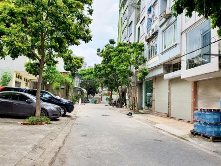 Bán nhà tài định cư Thạch Bàn, lô góc ô tô 7 chỗ đỗ cửa, dt 62m2, giá 4.5 tỷ, lhcc