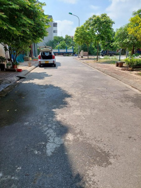 Bán nhà TĐC Giang Biên, thiết kế đẹp, vỉa hè, view công viên, 40m, giá 4.38 tỷ