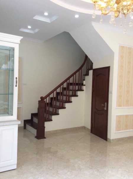Bán nhà Ngọc Thuỵ dt 35m2, 5 tầng, giá bán 3 tỷ. Nhà vuông vắn, đẹp lung linh