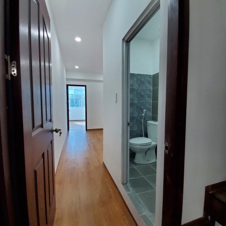 Bán nhà mặt tiền 70 Hùng Vương, Quận 10, nhà 2 mặt tiền mới xây, siêu rẻ, lhcc