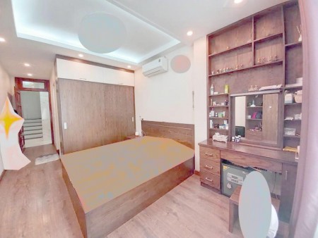 Giá sốc thời Covid giá 5 tỷ rưỡi, có nhà 68m2, phố Lê Văn Lương, giáp đường Láng