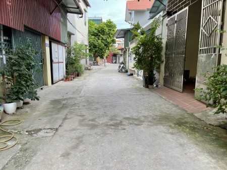 Bán gấp nhà cấp 4, DT 100m2 tại thôn Đổng Xuyên, gần chợ, ô tô vào nhà.