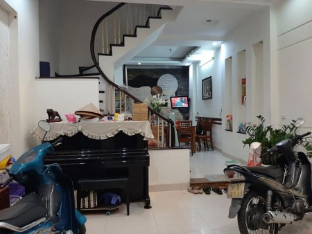 Bán nhà đường Láng, Đống Đa. Diện tích 50m2*5 tầng, ô tô gần. giá chỉ hơn 4.5 tỷ