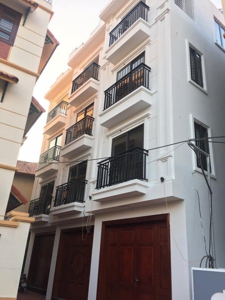 Bán nhà Cự Khối Long Biên, diện tích 35m2, 4 tầng, nhỉnh 2 tỉ, 5m ô tô tránh đỗ