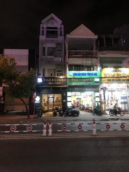 Bán nhà mặt tiền 1 trệt 3 lầu đường Nguyễn Sơn, Tân Phú vuông vức, giá 18.5 tỷ