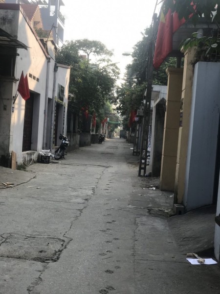 Cần bán gấp nhà Ngọc Thuỵ, Long Biên, ba bước ra phố, ngõ ba gác, nhà đẹp ở ngay