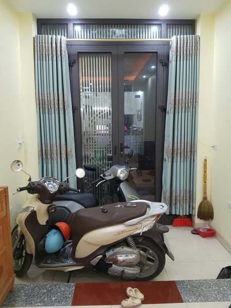 Bán nhà cực rẻ dt 40m2, giá 3.15 tỷ, Thuỵ Phương ở ngay ở ô tô, ngõ thông cực hiếm