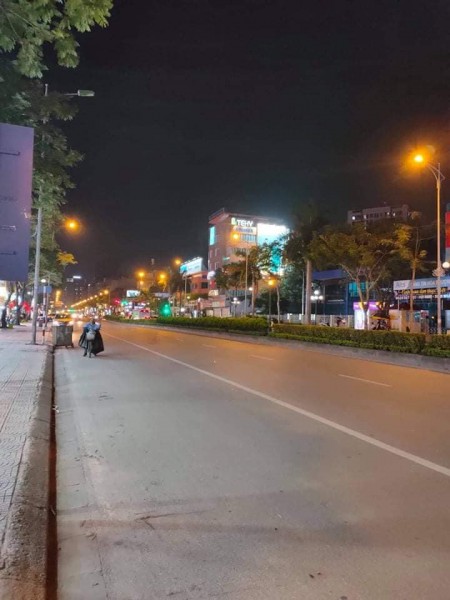 Nhà mặt phố Nguyễn Văn Cừ, kinh doanh thời trang siêu đẹp vỉa hè rộng giá 28 tỷ
