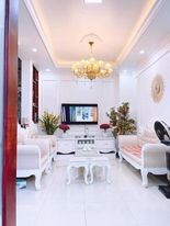 Cần bán gấp nhà đẹp tặng nội thất ô tô đỗ cửa dt 39m2, 5 tầng mt 6.5m, giá 3.45 tỷ