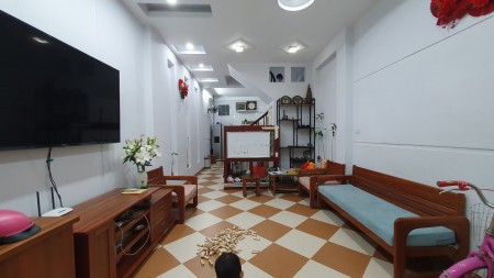 Cần bán nhà phân lô Phùng Chí Kiêm, ô tô cách 15m, đường ngõ thông, hàng xóm thân thiện
