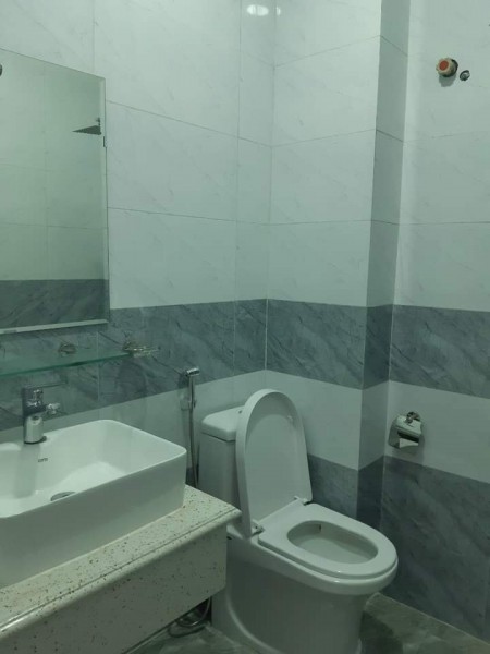 Bán nhà hàng xóm Vinhomes Riversidde diện tích 31m2, giá bán 2.1 tỷ, miễn trung gian