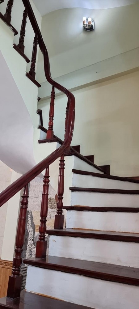 Bán nhà Nguyễn Văn Cừ diện tích 35m2, đúc 4 tầng, giá bán 3,35 tỷ vị trí đắc địa