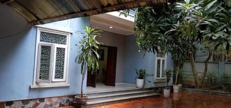 Bán biệt thự sân vườn 207m2, Ngô Gia Tự Long Biên, ngõ 2 ô tô tránh, lô góc ba mặt giá 10.2 tỷ