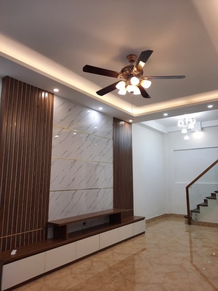 Siêu phẩm bán nhanh Nguyễn Văn Cừ, 7 chỗ đổ cữa, dt 43m2, 5 tầng, giá 4 tỷ hơn, lhcc