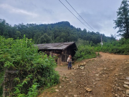 Đất Sapa (2) có nhà Gỗ, lưng tựa núi mặt View Hồ, mảnh đất có diện tích khoảng 900m2