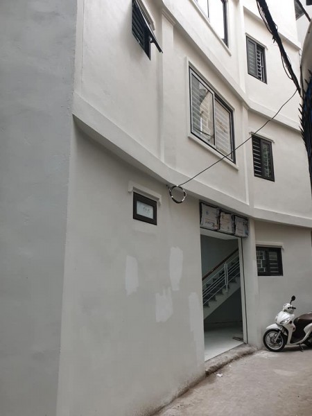 Bán nhà mới Nguyễn Đình Hoàn, Quan Hoa, nhỉnh 24m, 4 tầng, mt 7m, giá 2.6 tỷ, lh 0975513371.