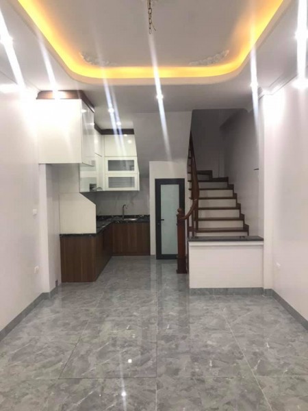 Bán nhà Dịch Vọng Hậu, Cầu Giấy ngõ rộng, 50m ra mặt phố 5 tầng, dt 40m2, giá 4.5 tỷ