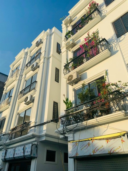 Bán nhà nguyên căn. Villa ngay cạnh BigC Long Biên, thiết kế 5 tầng đúc, lhcc