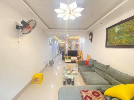 Nhà cần bấn gáp diện tích 110m2, giá 5x tỷ Trương Định, Hoàng Mai, gần phố, ô tô vào nhà