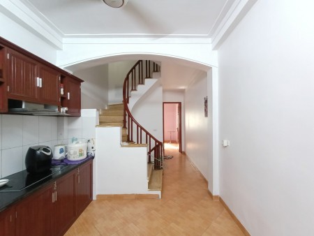 Bán nhà gần hồ Vĩnh Hoàng ngõ trước 3m, mt 3.6 dt 37m2, 4.5 tầng, giá bán 2.68 tỷ