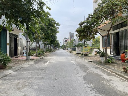 Cần bán 54,2m2 đất tại TĐC Trâu Quỳ, mặt tiền 5,63m cực đẹp, hai mặt thoáng.