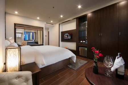 Khách Sạn Mặt Phố Nguyễn Đình Hoàng 10 tầng nổi 1 hầm 60 Phòng 4 sao dt 252m2, giá 125 tỷ