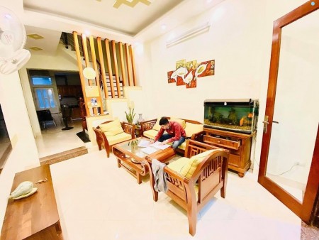 Bán nhà Ngô Gia Tự, Long Biên dt 38m2, 4 tầng, giá 2.6 tỷ, nhà đẹp gần phố ô tô vào nhà