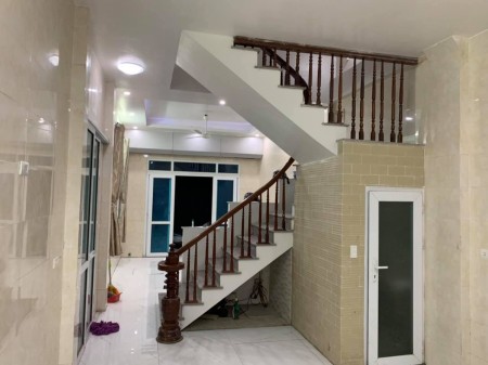 Bán nhà mặt phố Yên nghĩa, lô góc ô tô tránh, diện tích 50m2 chủ tự xây 3 tầng, giá 2.65 tỷ, lhcc