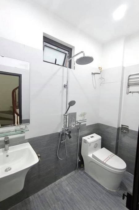 Bán nhà nguyên căn chính chủ ngay ngã Tư Sở dt 45.5m2, mặt tiền 8m, giá 4.45 tỷ, lhcc