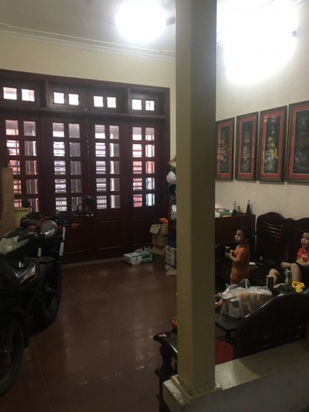 Bán nhà riêng 2 tầng cũ ngõ 52 Ngọc Lâm, Long Biên, ngõ thông, ô tô vào nhà, kinh doanh.