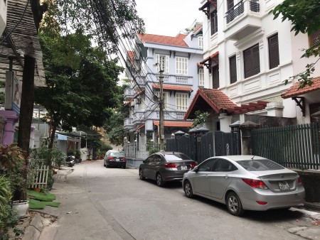 Bán nhà nguyên căn Đội Cấn Ba Đình, dt 135m2, nhà cấp 4, mặt tieefn 10.5m, giá giảm sốc
