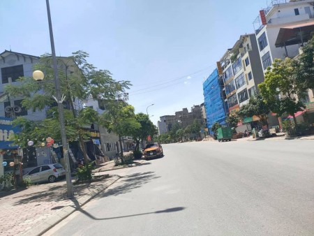 Bán nhà cấp 4 phố Thanh Am, Long Biên, dt 35m2, giá 3.6 tỷ, vỉa hè rộng, kinh doanh lý tường
