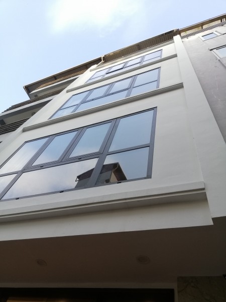 Bán nhà nguyên căn Lạc Long Quân, view Hồ Tây, ngõ nông rộng thẳng, 10 ra mặt phố