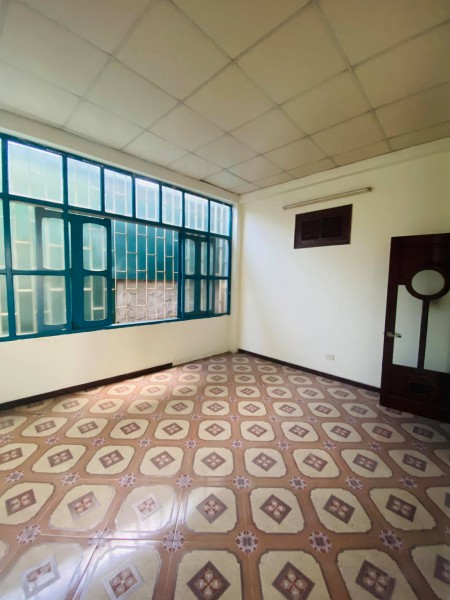 Bán nhà Trần Khát Chân, ngõ thẳng tấp 3 gác ra vào thoải mái, dt 30m2, giá nhỉnh 2 tỷ