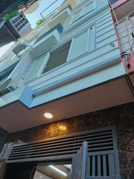 Nhà nguyên căn đẹp Đội Cấn, gần Lotte giá bán nhỉnh 5 tỷ, có sẵn nội thất, miễn trung gian