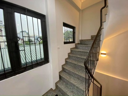 Nhà gấp nhà 5 tầng Cổ Nhuế, hai mặt thoáng - sáng long lanh, cây xanh bên thềm