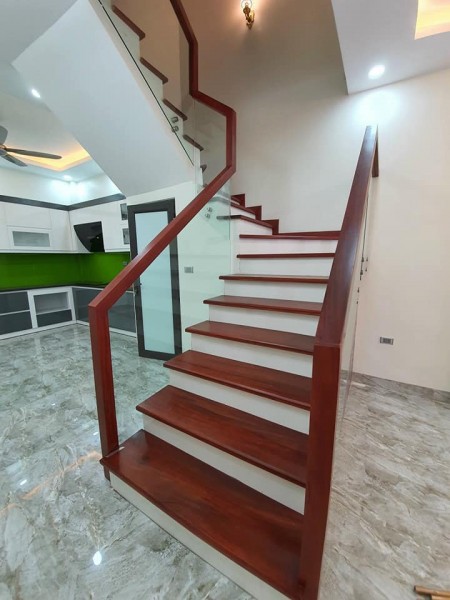 Bán nhà riêng Phố Nguyễn Văn Cừ gần Trường Tiểu Học Gia Thụy, diện tích 50m2