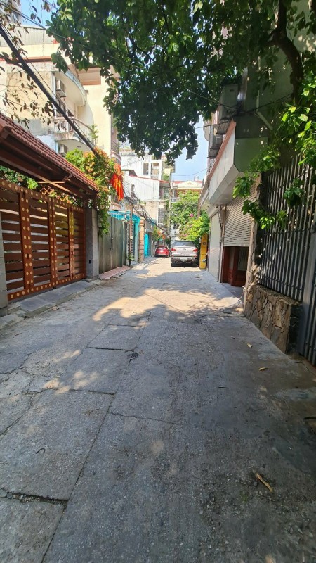 Bán nhà nguyên căn chỉ 4.65 tỷ, phố Phùng Chí Kiên, diện tích 38m2, 2 tầng, ô tô đỗ cửa
